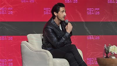 بالفيديو .. أدريان برودي يشرح كيف يختار أدواره 