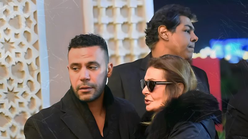 النجوم في عزاء شقيقة