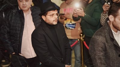 بالصور .. النجوم يقدمون واجب العزاء في والدة هاني رمزي