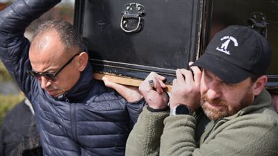 بالصور .. نضال الشافعي يشيع جنازة والدته من مسجد آل بهجت