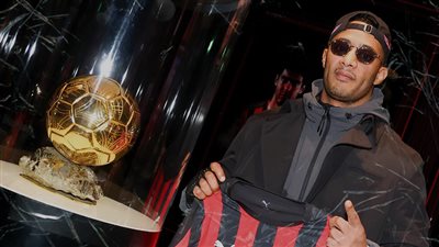 محمد رمضان يزور نادي إي سي ميلان .. ومتابعون : شكله هينافس مو صلاح