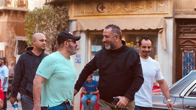 أحمد السقا يزور هند صبري فى لوكيشن مسلسل مناعة