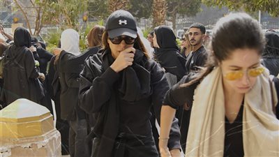 ريم مصطفى تشيع جنازة والدتها بحضور يوسف الشريف وأحمد داود