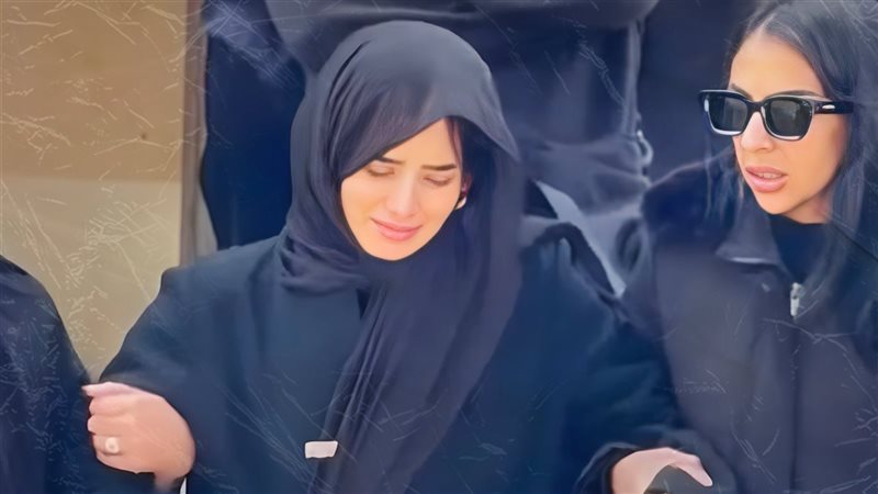 زينة في جنازة شقيقها