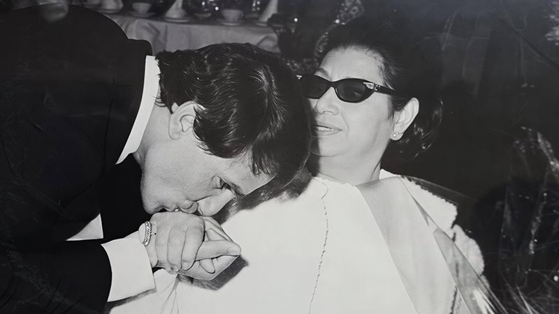 العندليب يقبل يد