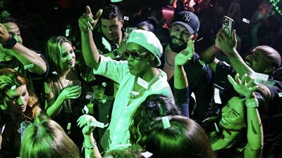 سهر وخـ#مور قبل المبارايات .. نتفليكس تكشف كواليس صادمة في حياة رونالدينيو 