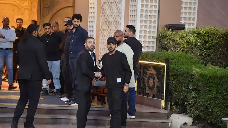 النجوم في عزاء والد حمدي الميرغني