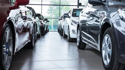 سقوط مالك معرض سيارات في واقعة مثيرة بالتجمع