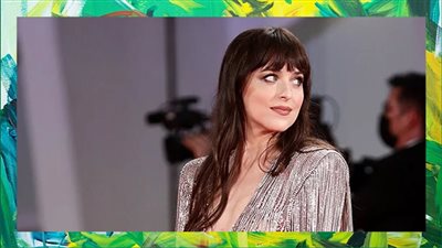 إطلالات داكوتا جونسون في مهرجان فينيسيا تجمع بين الرقي والجاذبية